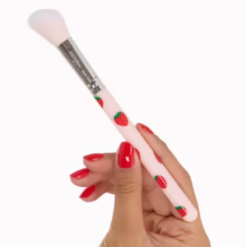 NWT 🍓Strawberry Blusher & Contour Makeup Brush